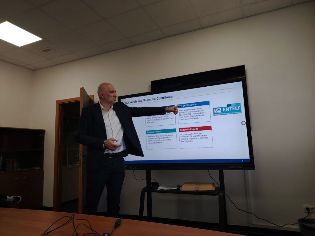 Prof. Zoran Kalinic in front of the screen with the presentation of the ENTEEF project.