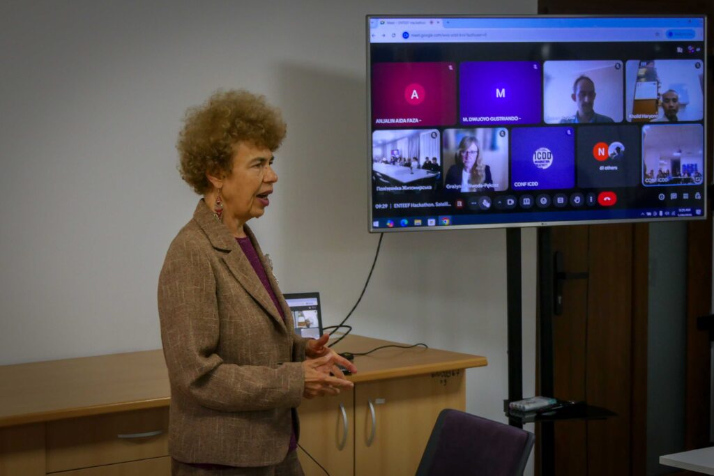 Prof. Dana Simian in front of the sceen with online participants.